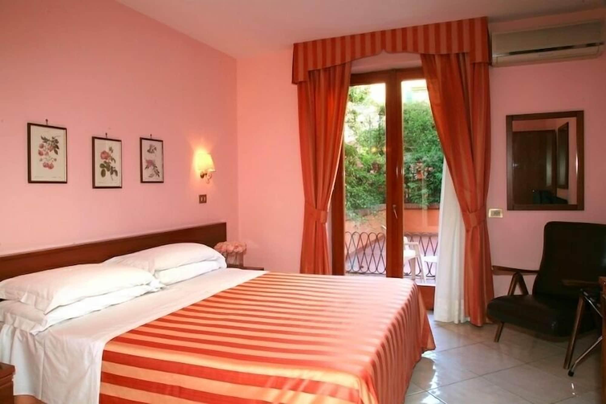 Hotel Girasole Sorrento Bagian luar foto