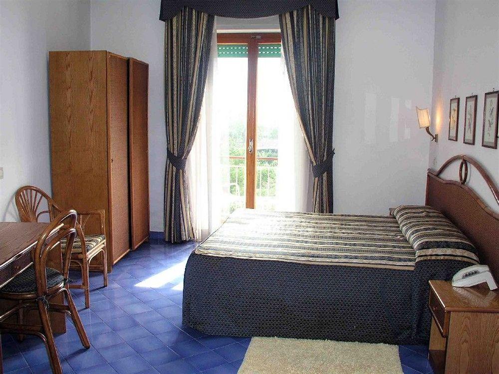 Hotel Girasole Sorrento Bagian luar foto