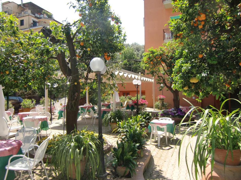 Hotel Girasole Sorrento Bagian luar foto