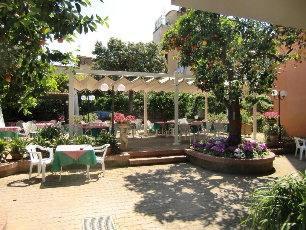 Hotel Girasole Sorrento Bagian luar foto