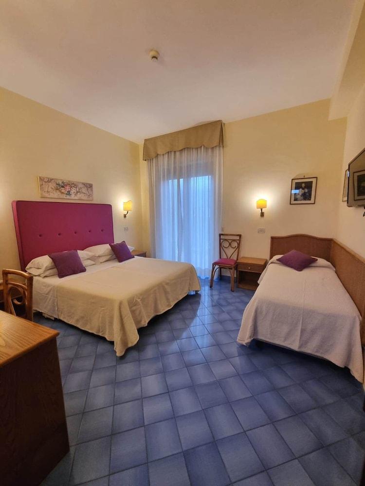 Hotel Girasole Sorrento Bagian luar foto