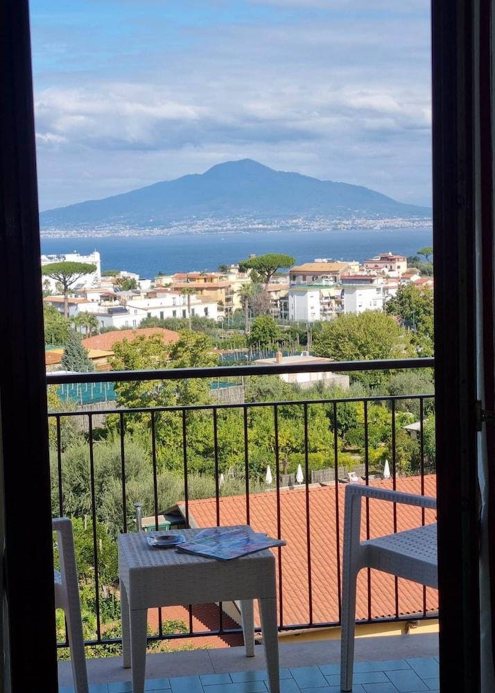 Hotel Girasole Sorrento Bagian luar foto