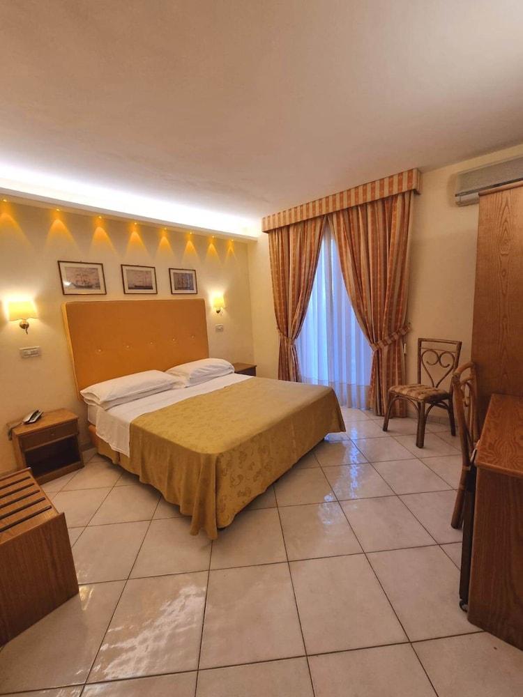 Hotel Girasole Sorrento Bagian luar foto
