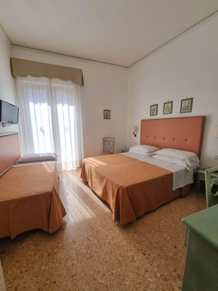 Hotel Girasole Sorrento Bagian luar foto