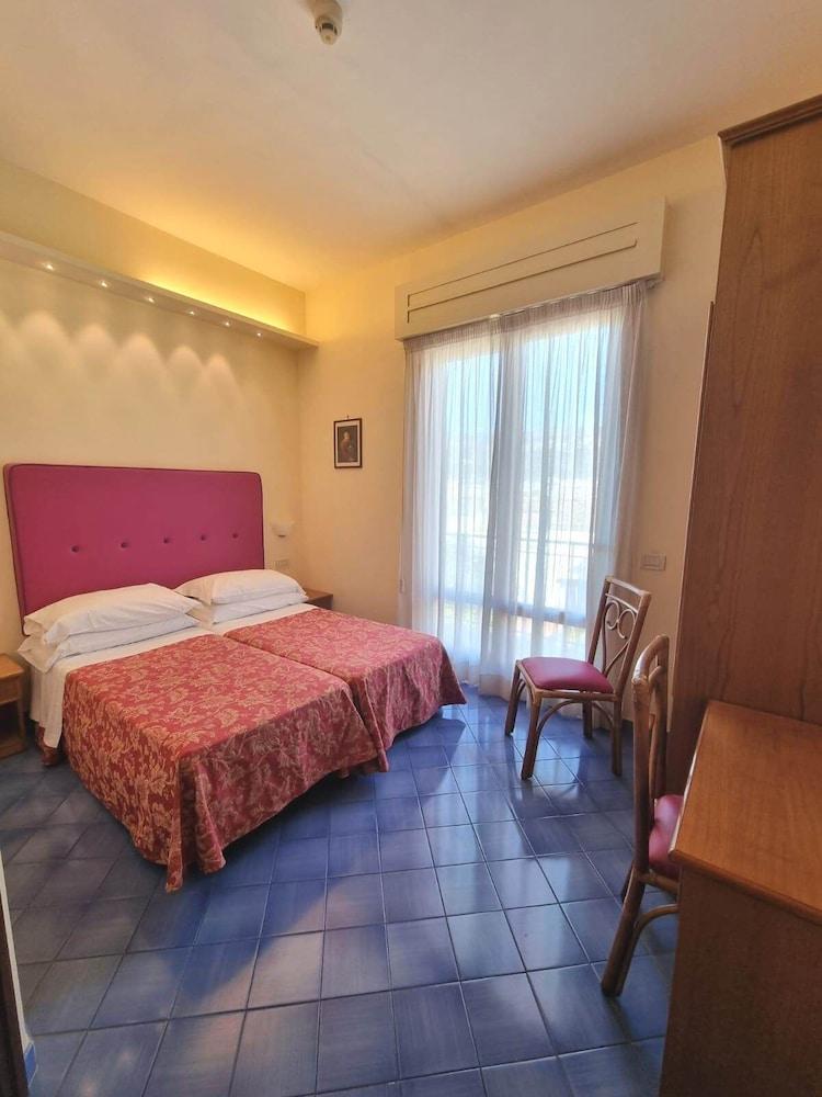 Hotel Girasole Sorrento Bagian luar foto