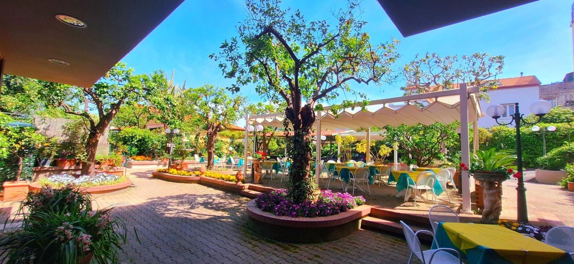 Hotel Girasole Sorrento Bagian luar foto