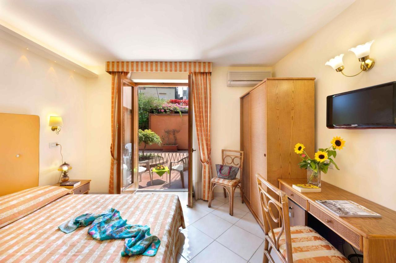 Hotel Girasole Sorrento Bagian luar foto