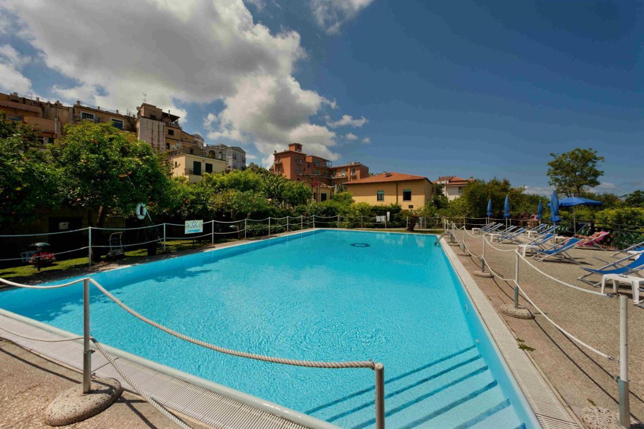 Hotel Girasole Sorrento Bagian luar foto